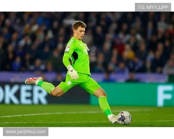 机械战警左平勾暴力催眠赫尔曼森!UFC 317 副赛上演教科书级终结